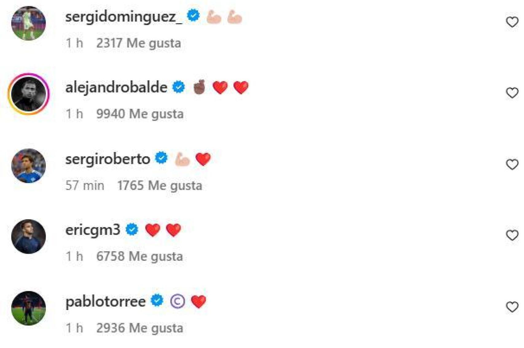 Los jugadores del Barça se vuelcan con Ronald Araujo despúes del Inter-Barça