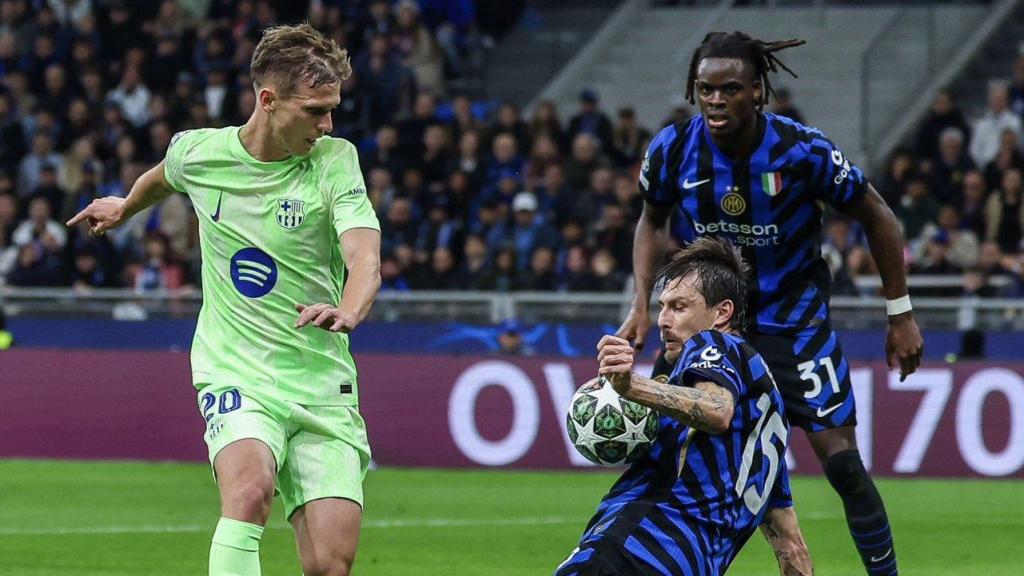 Mano de Francesco Acerbi en el Inter de Milán-Barça de Champions League