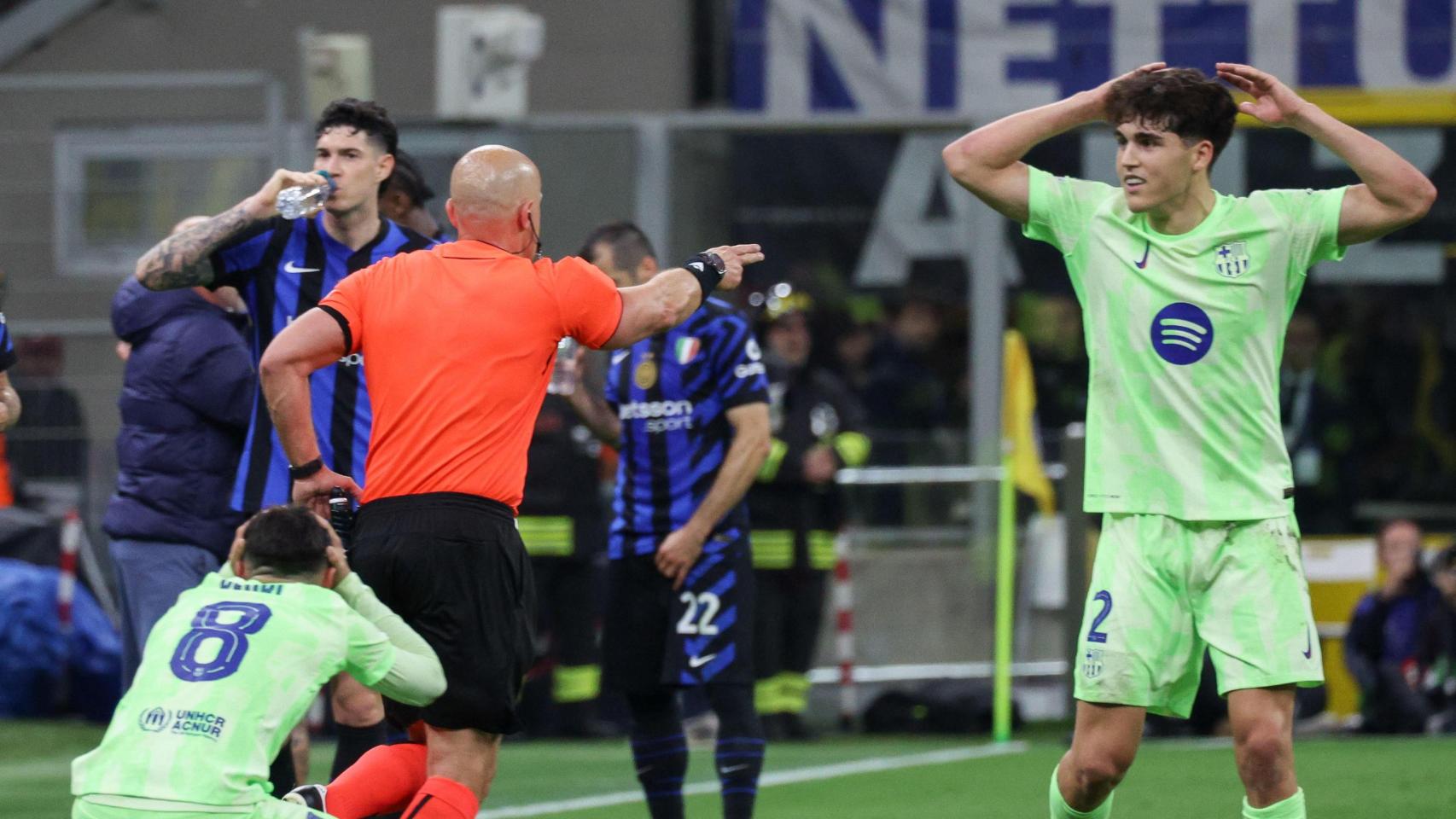 Pedri y Pau Cubarsí, con las manos en la cabeza, después de que Szymon Marciniak señalara un penalti en el Inter-Barça