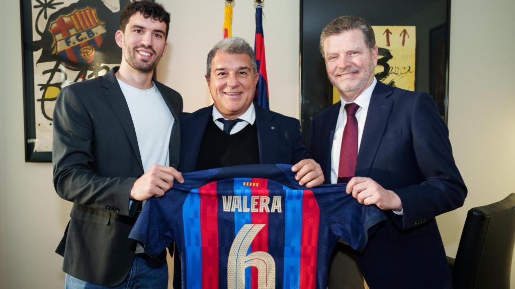 Pol Valera, en su firma como jugador del Barça de balonmano