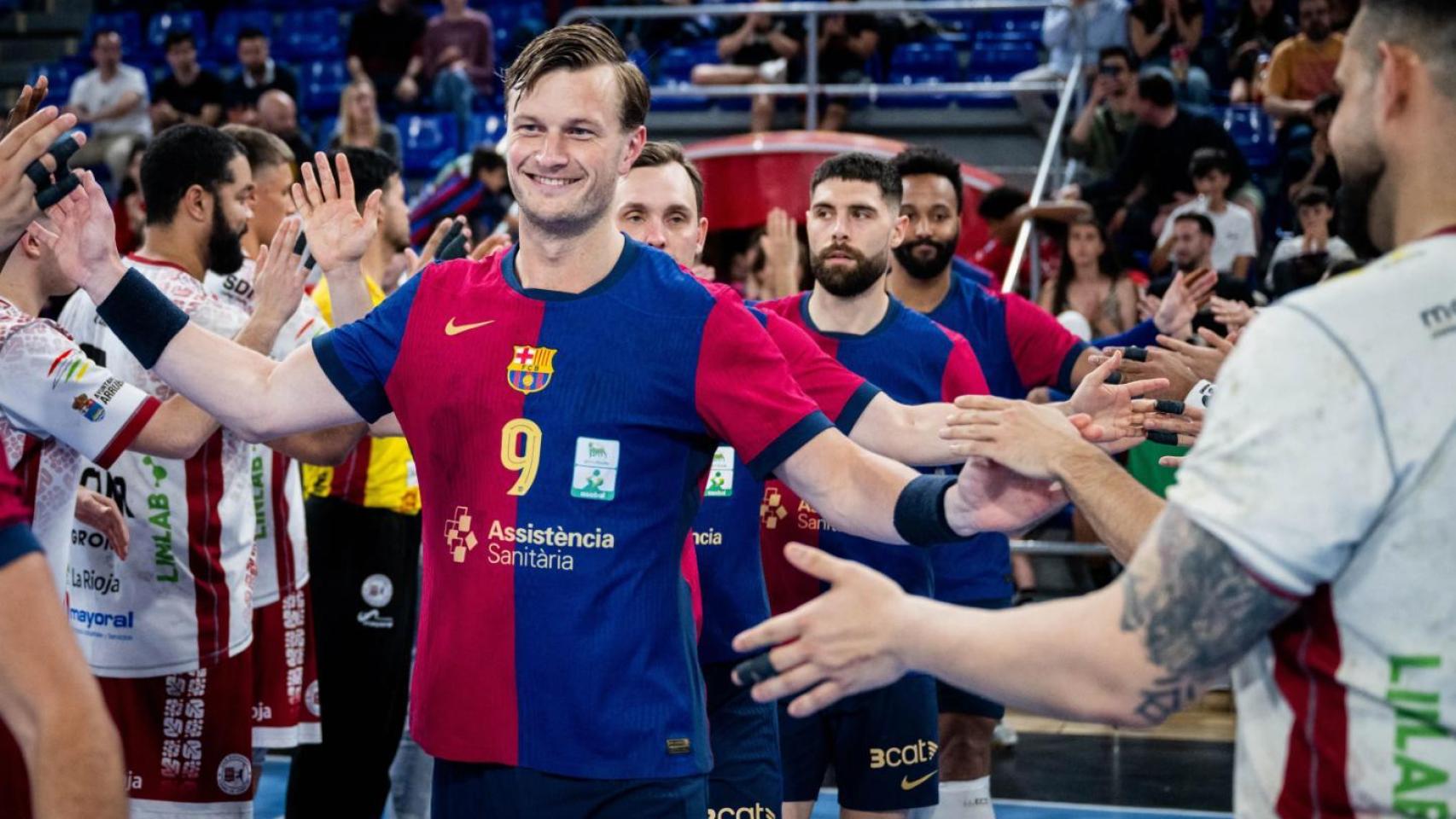 Los jugadores del Barça de balonmano reciben el pasillo de campeones en el Palau Blaugrana
