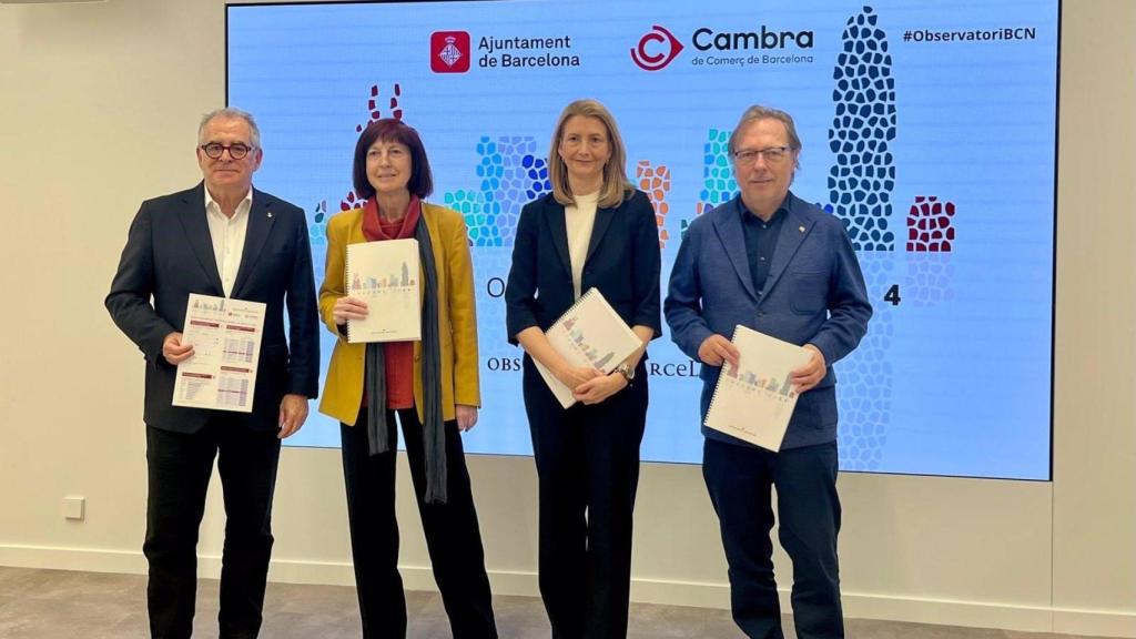 El teniente de alcalde de Barcelona Jordi Valls, la jefa del departamento de Estudios de la Gerencia de Economía del Ayuntamiento, Àngels Santigosa, la directora de Análisis Económico de la Cámara, Carme Poveda, y el presidente, Josep Santacreu