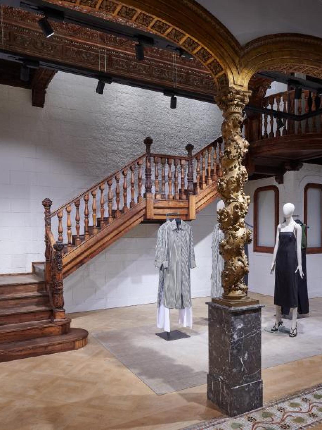 Tienda Massimo Dutti en la casa Ramon Casas