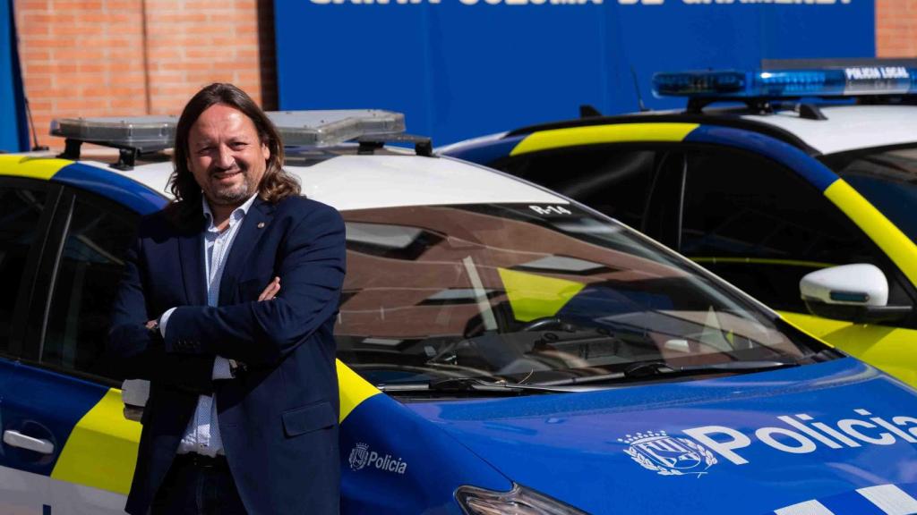 Salva Tovar a l'exterior de la comissaria de la Policia Local de Santa Coloma durant la seva entrevista amb Metròpoli