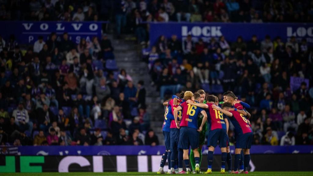 Los jugadores del Barça hacen piña en el partido contra el Real Valladolid