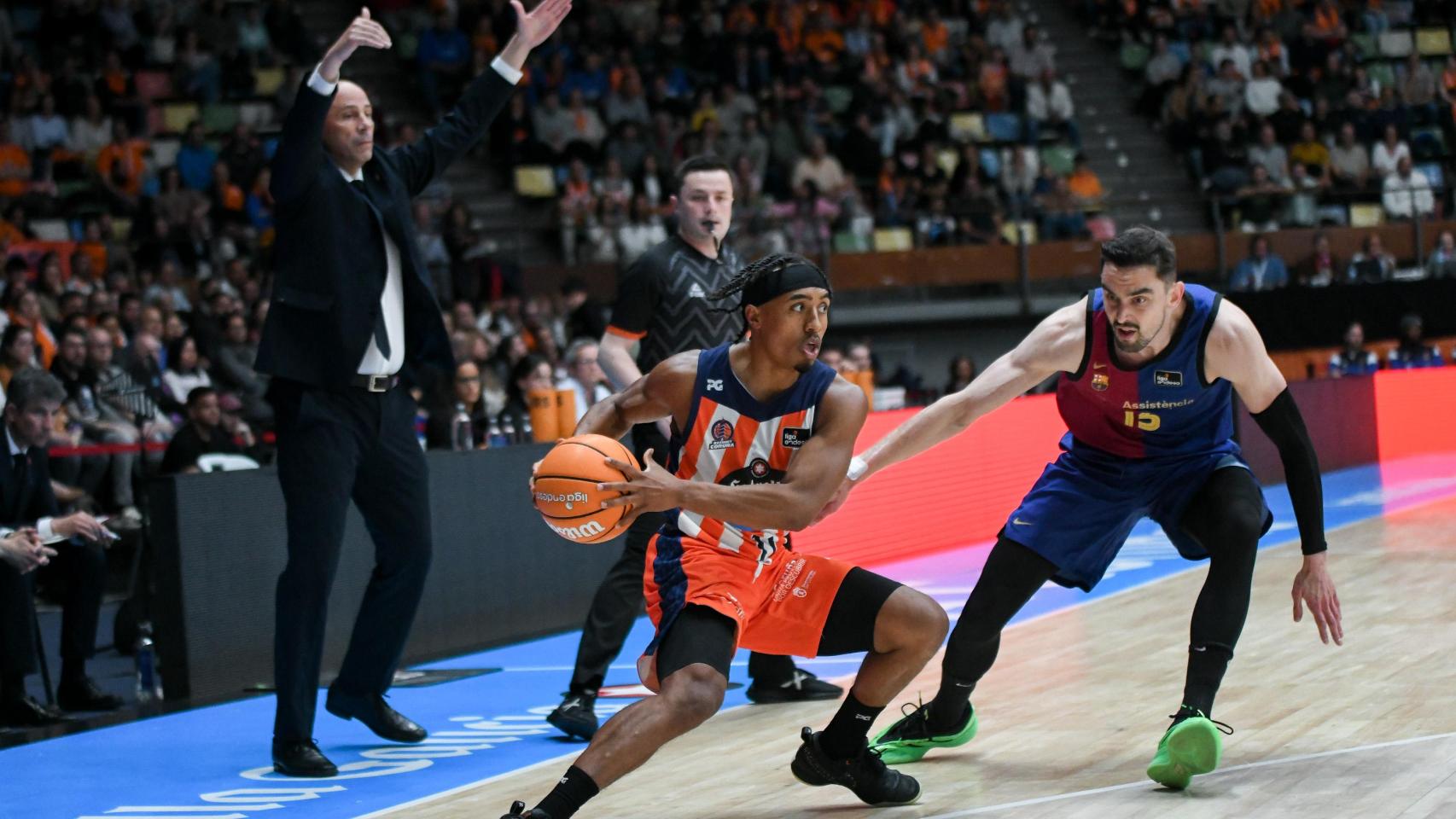 Peñarroya y Satoransky durante el Leyma Coruña-Barça de basket