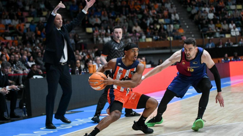 Peñarroya y Satoransky durante el Leyma Coruña-Barça de basket