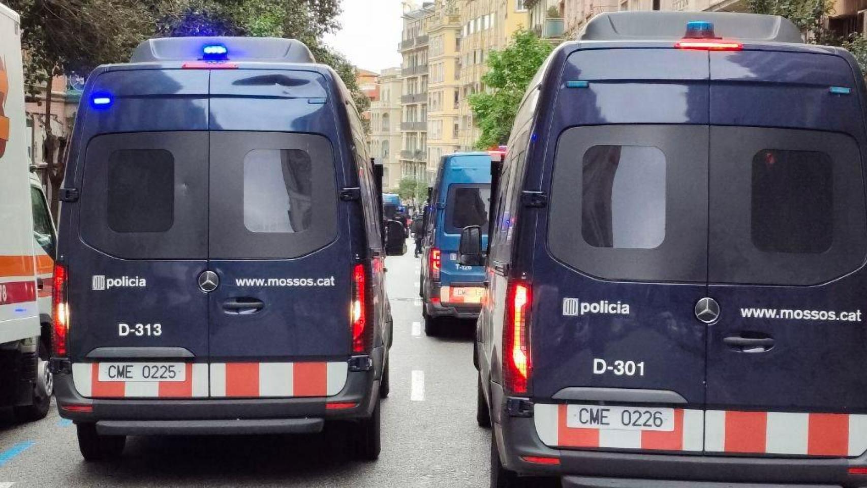 Furgonetas de los Mossos d'Esquadra durante el desalojo de un bloque en Vallcarca
