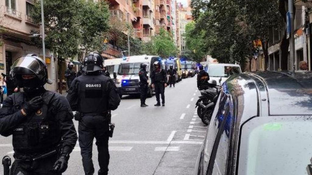 Mossos d'Esquadra en el desallotjament del bloc de República Argentina