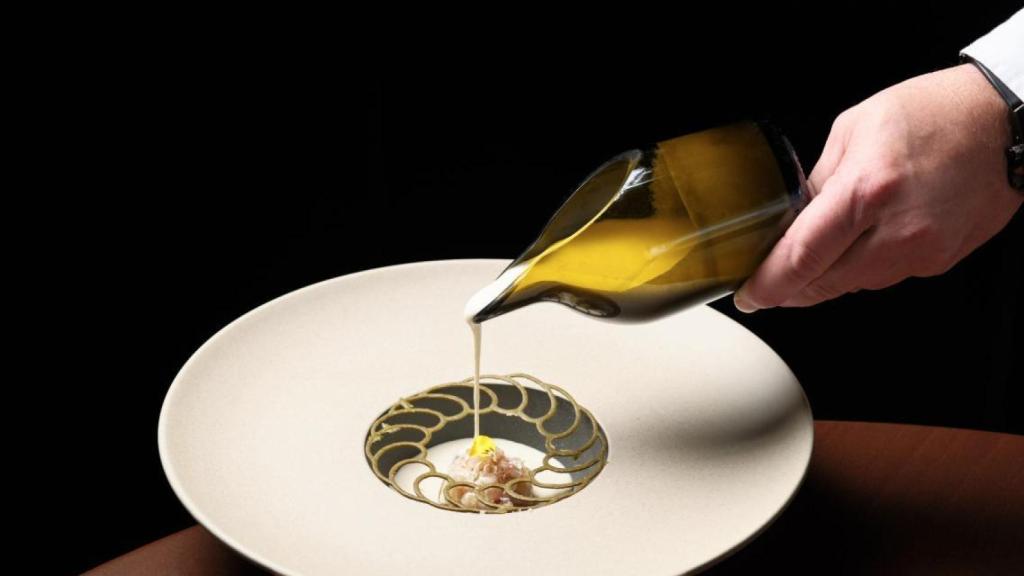 Crema d'ametlles amb tartar de gambes del menú degustació de Dagma