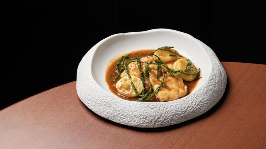 Suquet de rap amb cloïsses i algues de Dagma