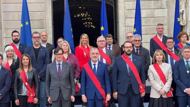 El presidente de la Generalitat, Salvador Illa; el alcalde de Barcelona, Jaume Collboni, la presidenta de la ACM, Meritxell Budó, y el presidente de la FMC,, David Bote, en el acto por el Día de Europa en la plaza Sant Jaume de Barcelona