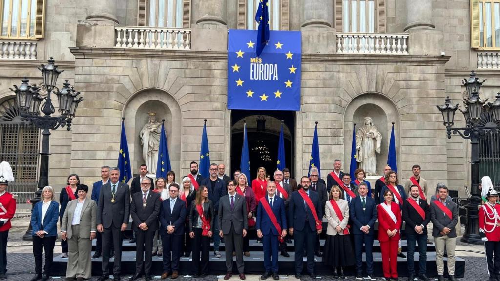 El president de la Generalitat, Salvador Illa; l'alcalde de Barcelona, Jaume Collboni, la presidenta de l'ACM, Meritxell Budó, i el president de la FMC,, David Bote, a l'acte pel Dia d'Europa a la plaça Sant Jaume de Barcelona