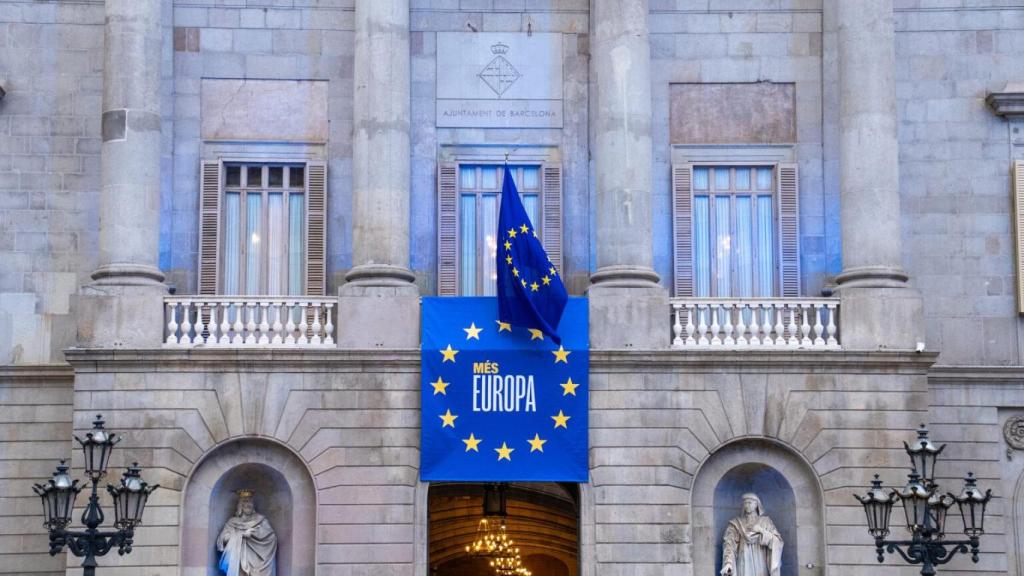 Façana de l'Ajuntament de Barcelona el dia d'Europa
