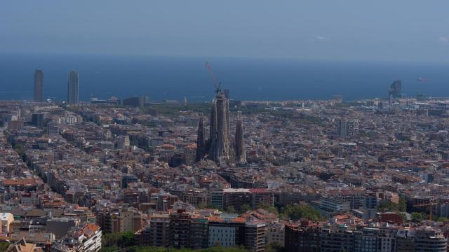 Archivo - Vista panorámica de Barcelona, con La Basílica de la Sagrada Familia al fondo, a 5 de agosto de 2024, en Barcelona, Catalunya (España).