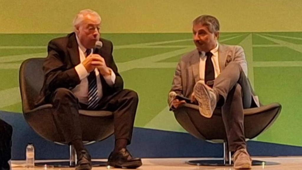El presidente de Fecavem, Jaume Roura, junto al Gerente de Movilidad del Ayuntamiento, Xavier Patón, en el Automobile Barcelona