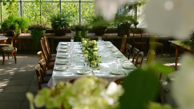 Una mesa arreglada para una celebracióbn