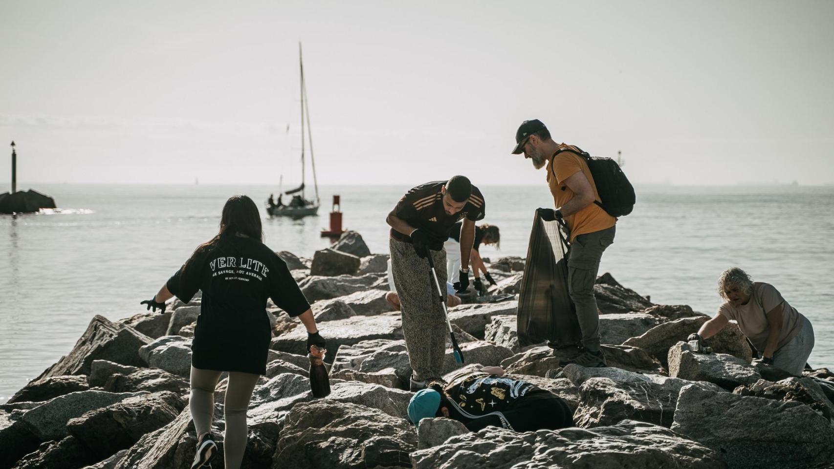 Voluntarios limpian la playa de Somorrostro