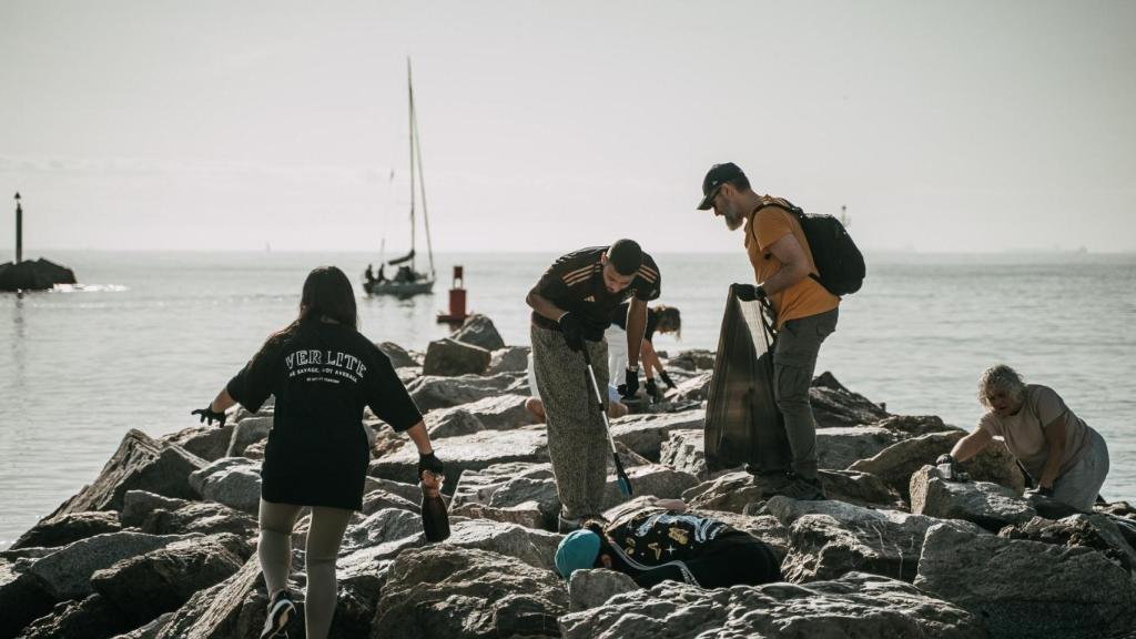 Voluntarios limpian la playa de Somorrostro