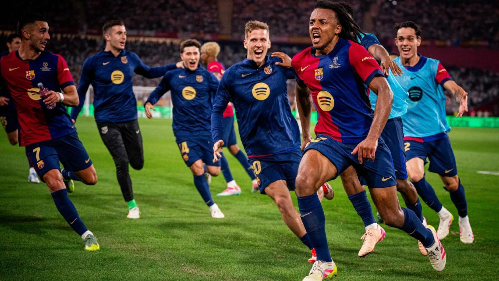 Los jugadores del Barça persiguen a Jules Koundé eufóricos, tras marcar el gol de la victoria en el clásico de la Copa del Rey
