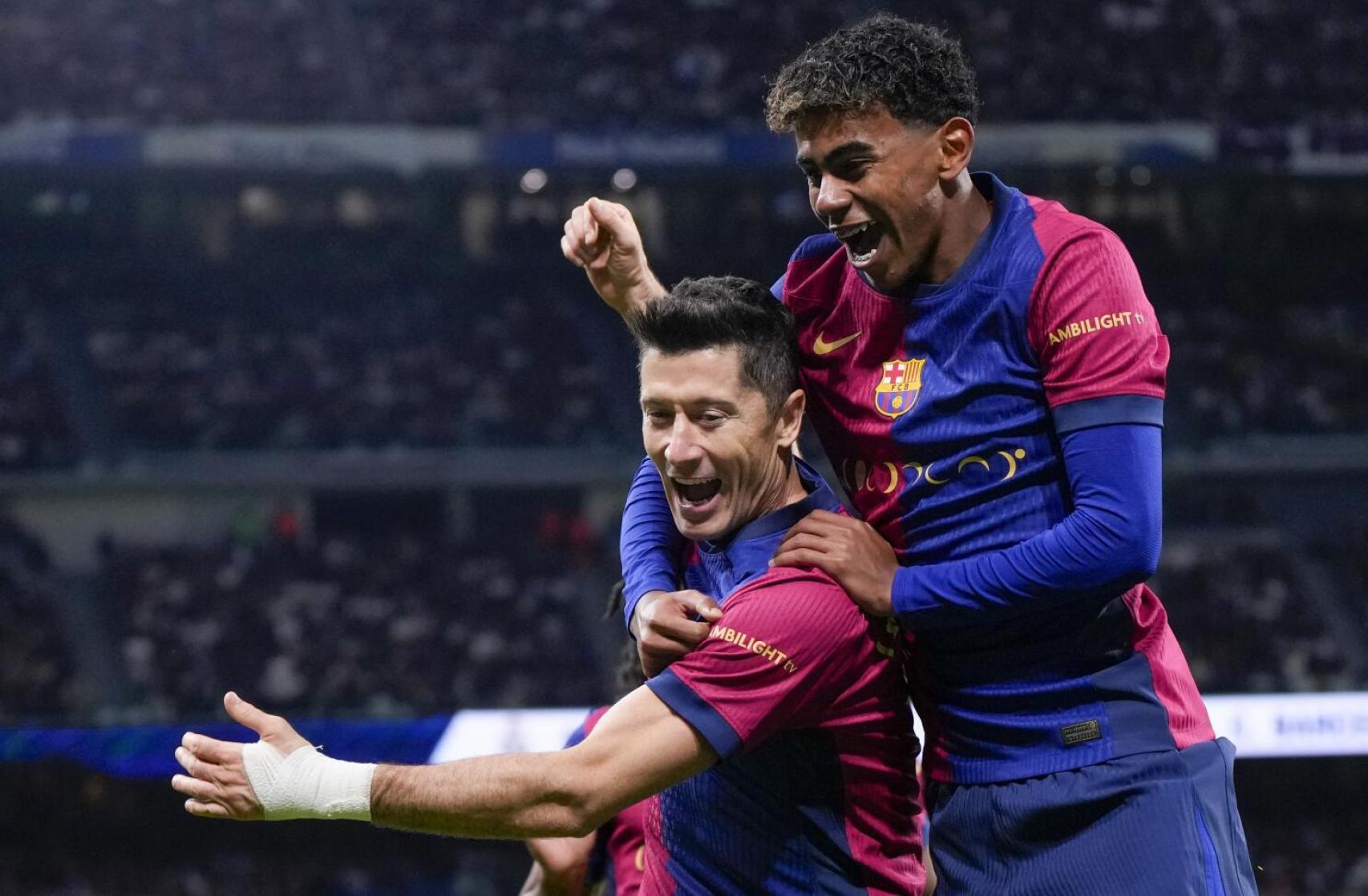 Lewandowski y Lamine celebran un gol del Barça en el Bernabéu