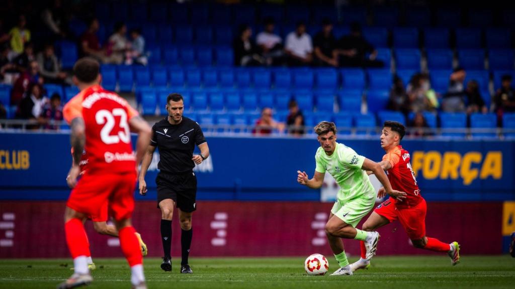 Guille Fernández controla un balón contra el Andorra