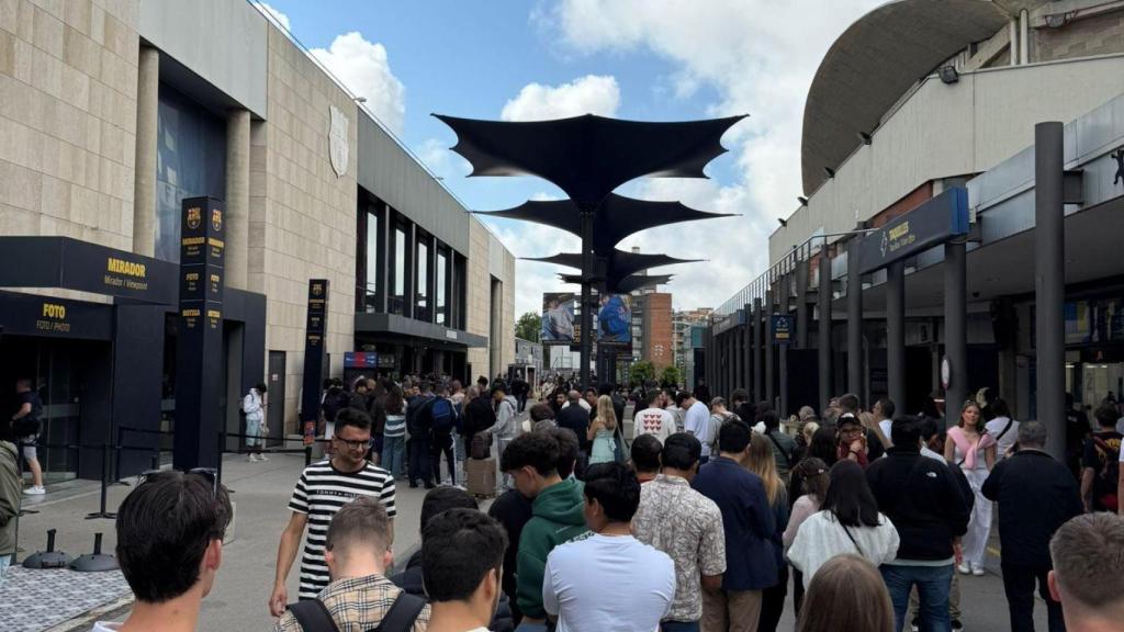 Colas en Barcelona para comprar artículos de la colección de Travis Scott en colaboración con el FC Barcelona