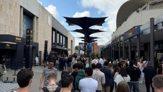 Colas en Barcelona para comprar artículos de la colección de Travis Scott en colaboración con el FC Barcelona