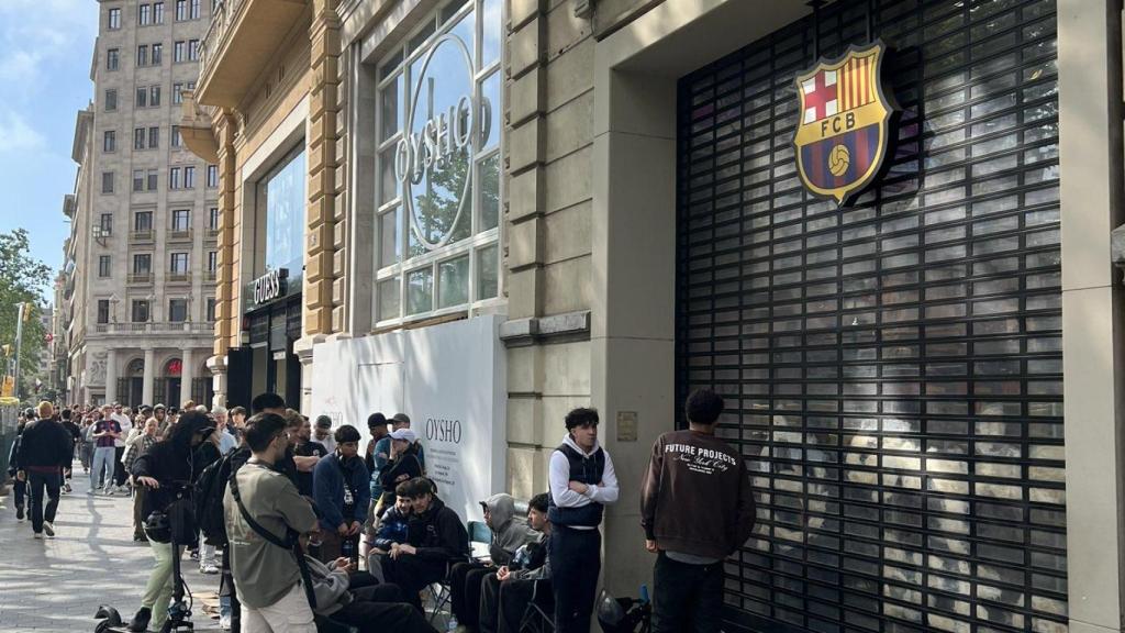 Cola a las puertas de la Barça Store de paseo de Gràcia para adquirir artículos de la nueva colección de Travis Scott y el FC Barcelona