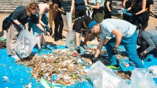 Éxito en la limpieza de la playa del Somorrostro de Barcelona