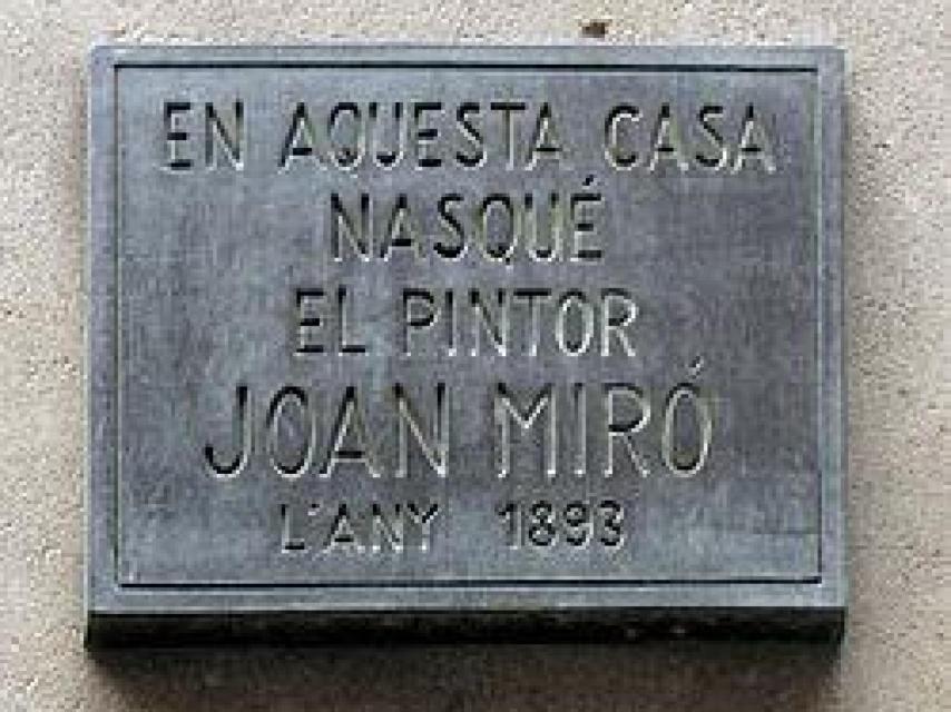 Placa de bronce que recuerda el nacimiento de Joan Miró en el Passatge del Crèdit