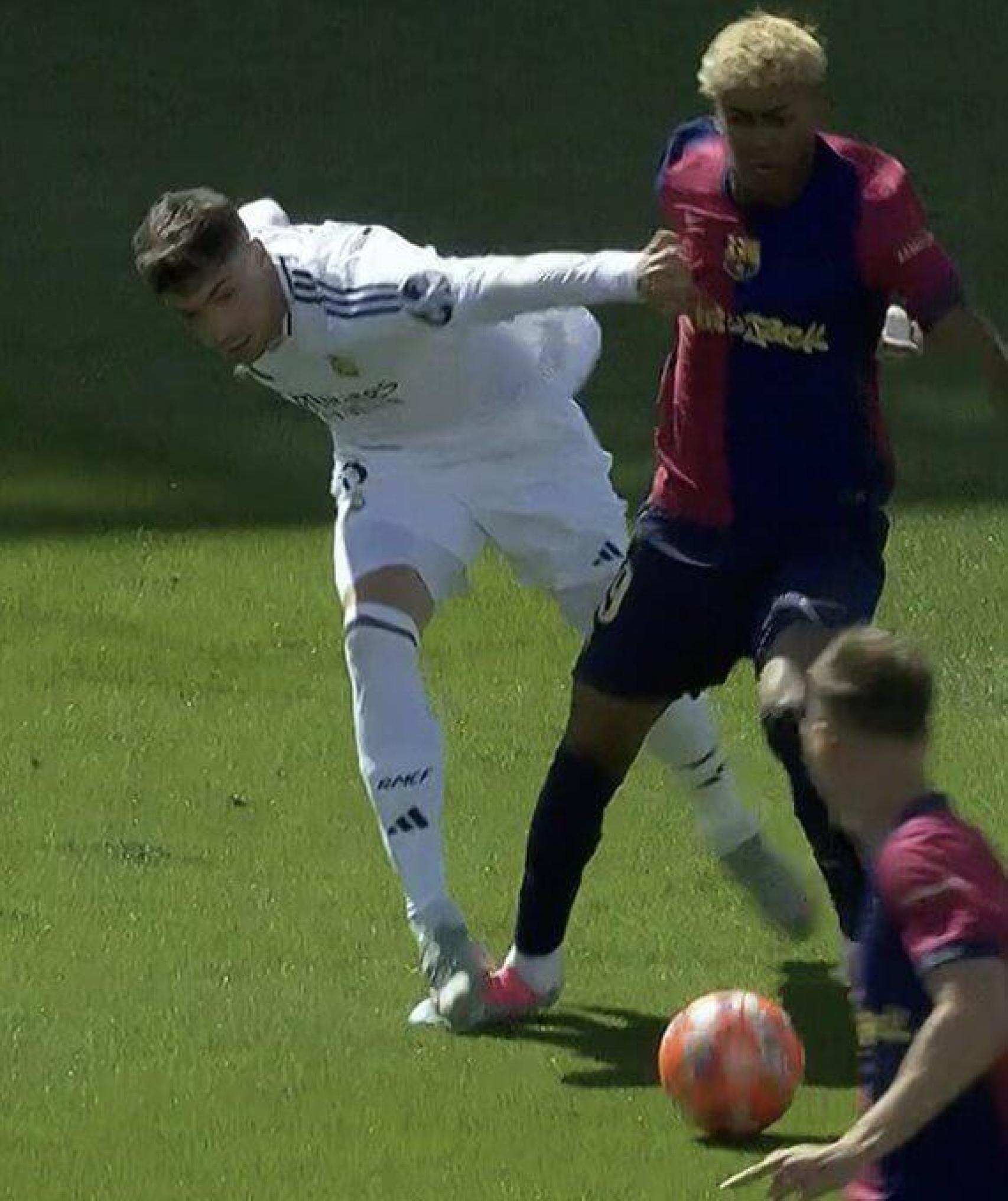 La trepitjada de Fede Valverde a Lamine Yamal que precedeix el segon gol de Kylian Mbappé al clàssic
