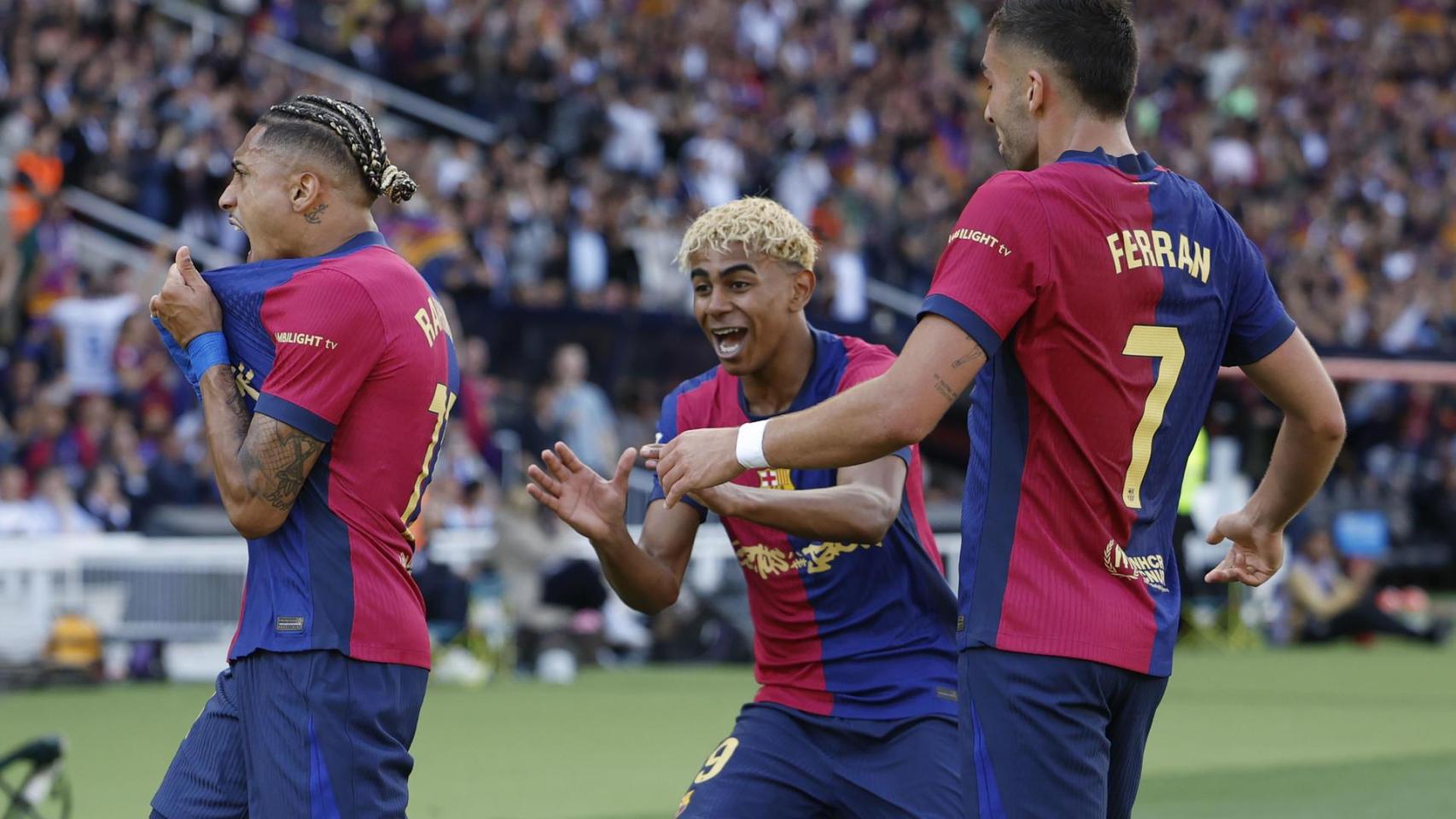 Los futbolistas del Barça celebran un gol al Real Madrid
