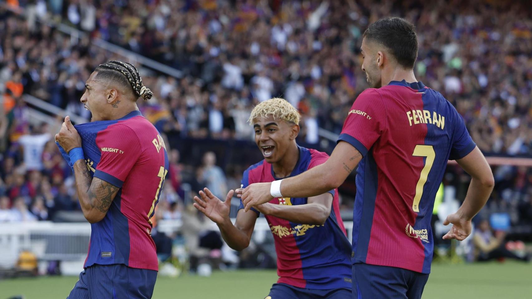 Los futbolistas del Barça celebran un gol al Real Madrid