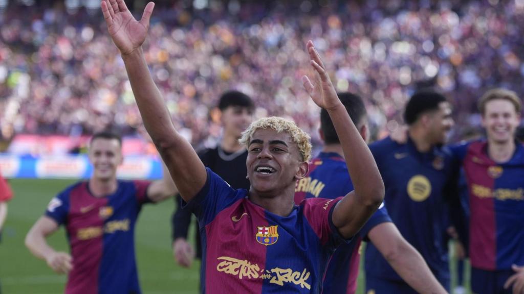 Lamine Yamal celebra la victoria del Barça con la afición