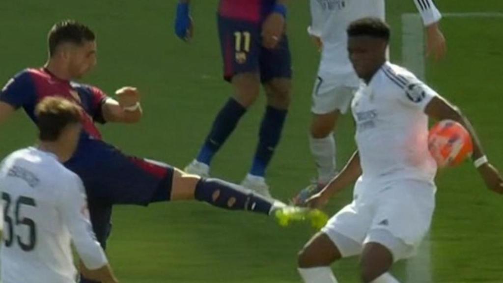 La mano de Aurelién Tchouaméni en el Barça-Real Madrid de Liga