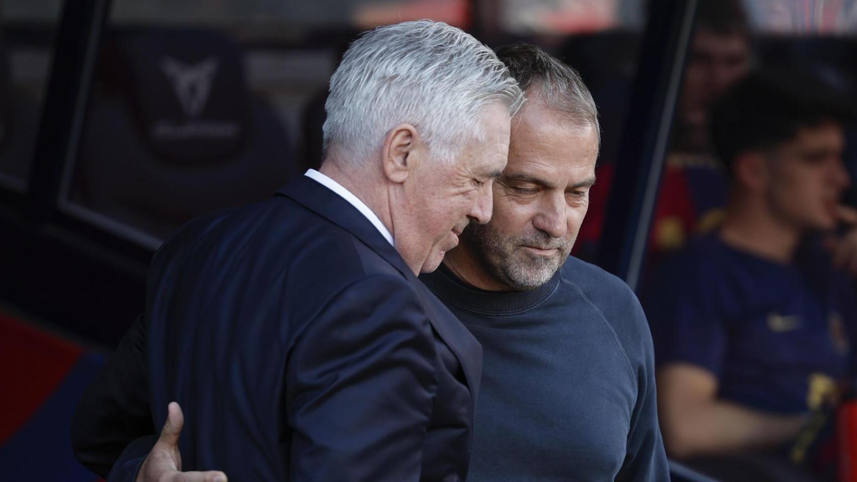 Hansi Flick saluda a Ancelotti