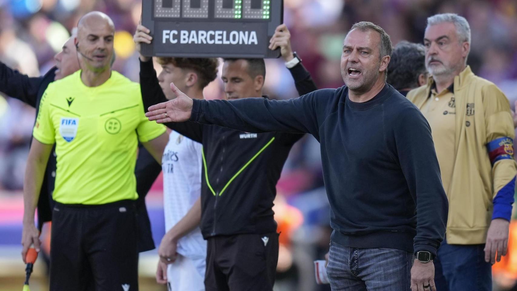 Hansi Flick da instrucciones a sus futbolistas