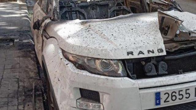 Coche calcinado en la calle Progrés de Badalona