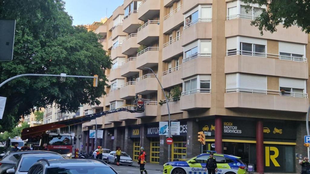 Bombers i Guàrdia Urbana han acudit al lloc de l'accident, Travessera de Les Corts