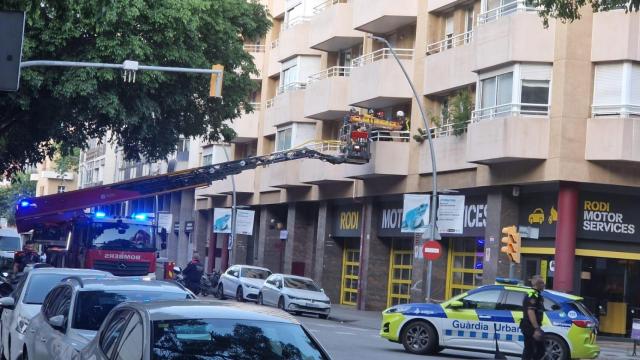 Bomberos y Guardia Urbana acuden al accidente en Travessera de Les Corts