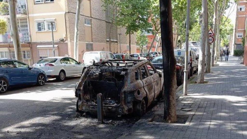 Cotxe calcinat al carrer Progrés de Badalona