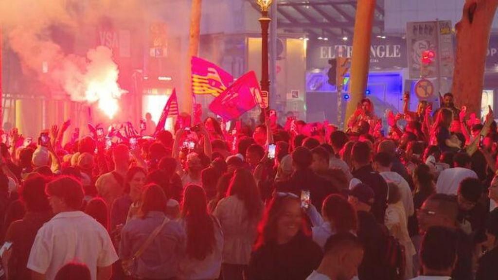 Els aficionats del Barça tornen a Canaletes després de tombar el Reial Madrid: ara només falta celebrar la Lliga