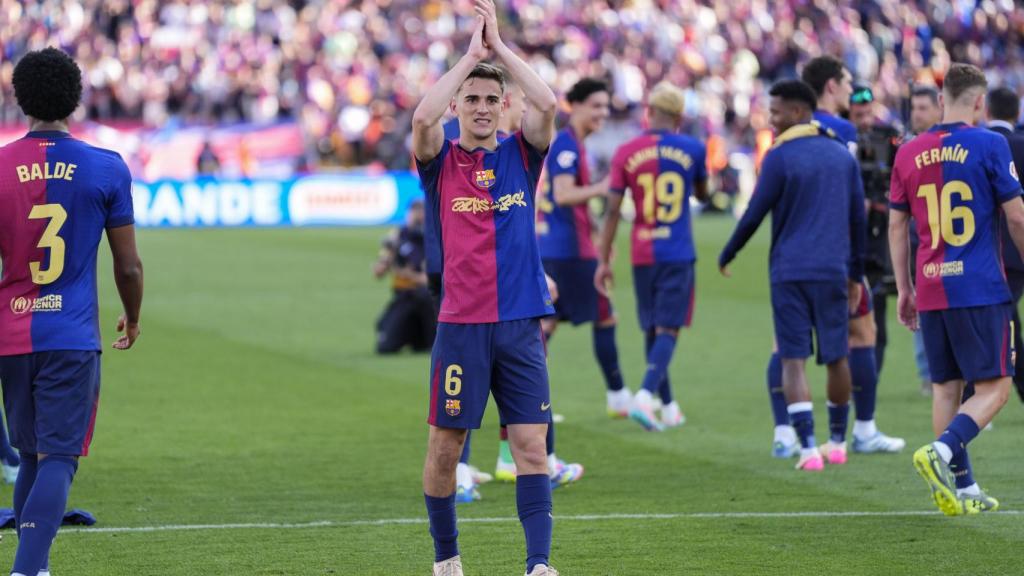 Gavi aplaude a la afición del Barça después de la victoria ante el Real Madrid