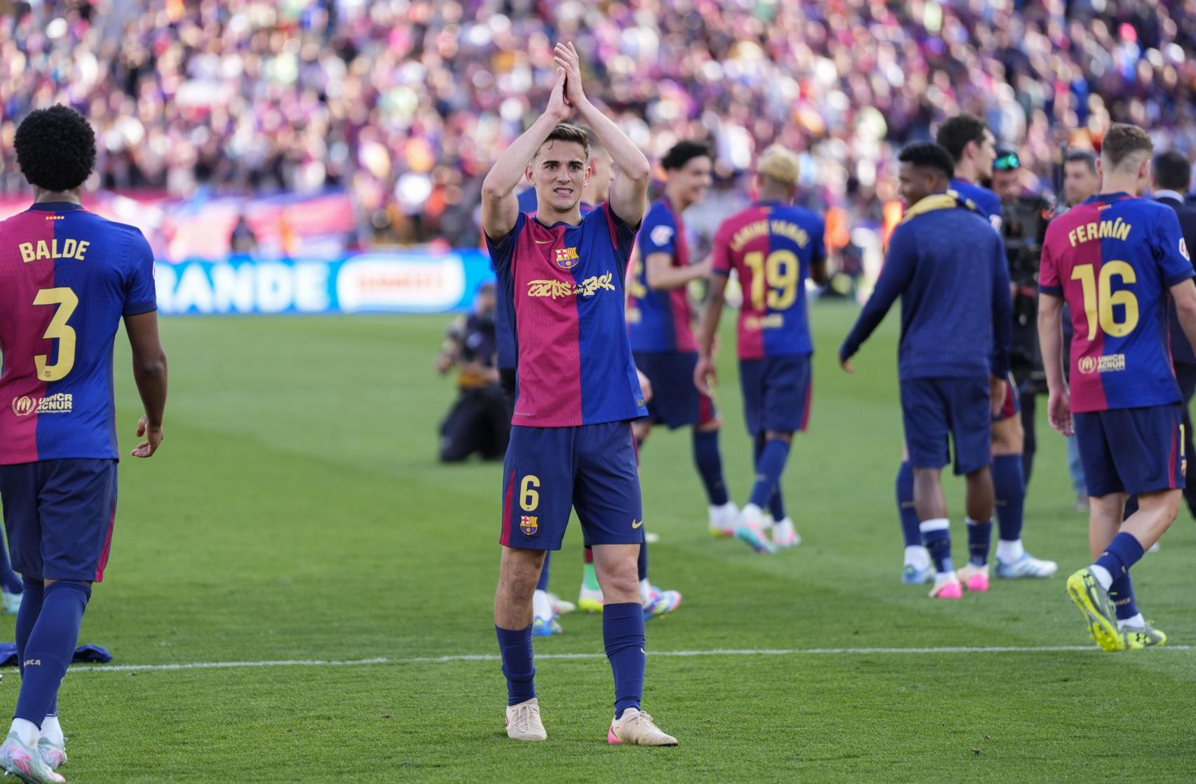 Gavi aplaude a la afición del Barça después de la victoria ante el Real Madrid