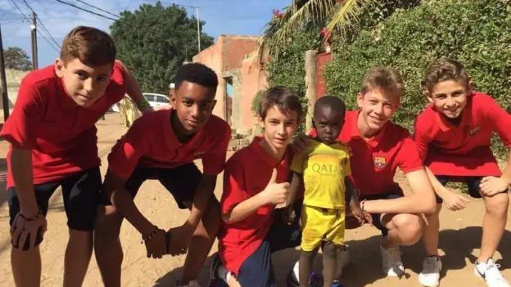 Víctor Muñoz, el primero por la izquierda, junto a Fermín y Balde en la Masía