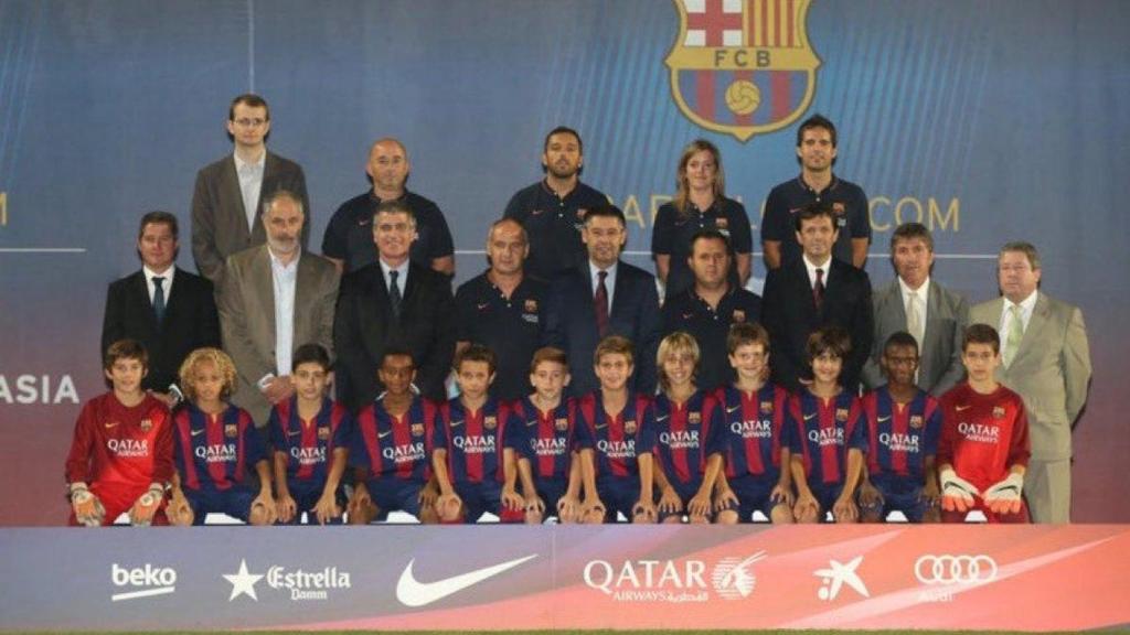 Víctor Muñoz, en el centro, cuando era futbolista de la Masía