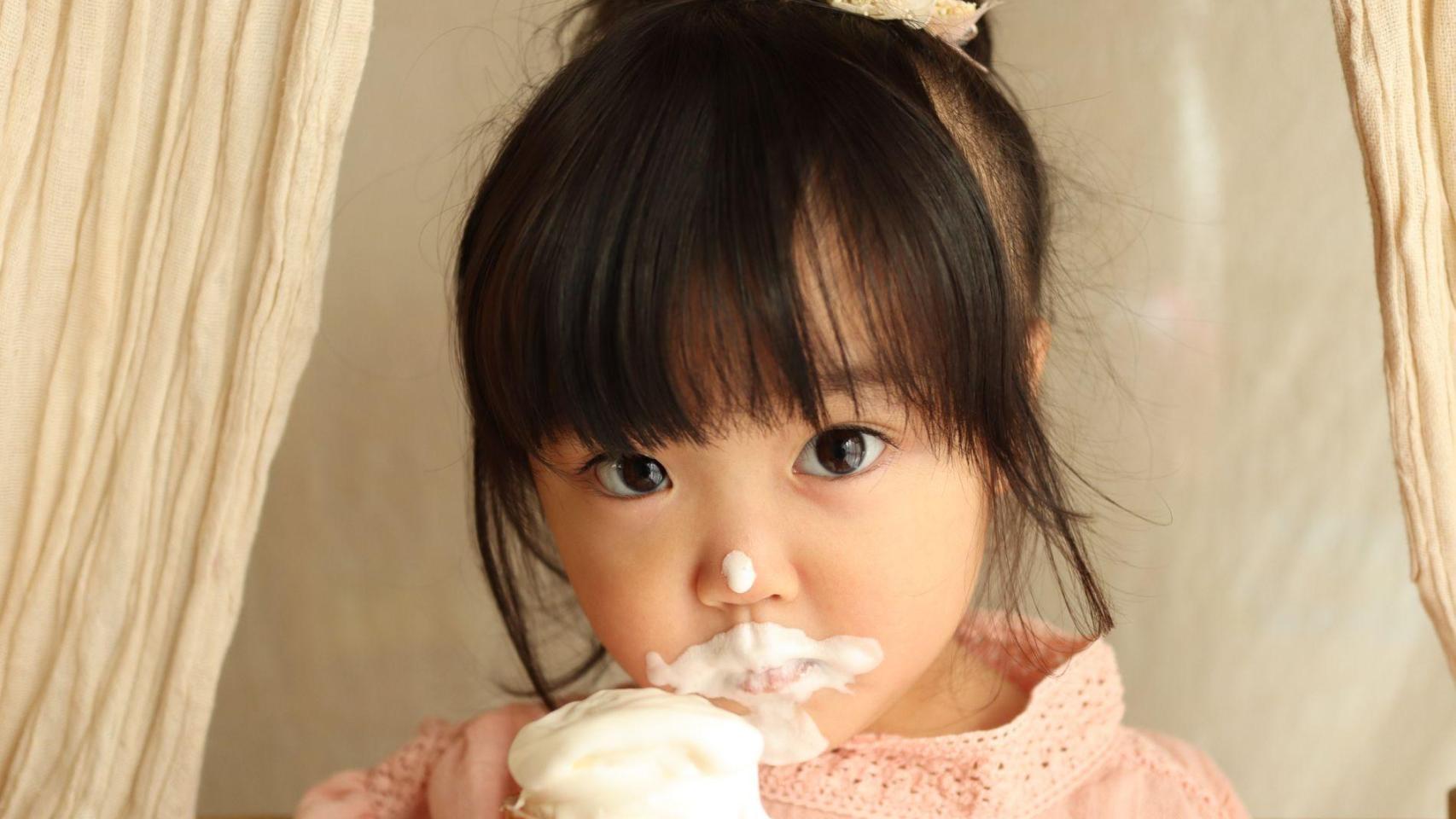 Niña comiendo helado