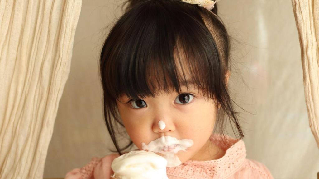 Niña comiendo helado