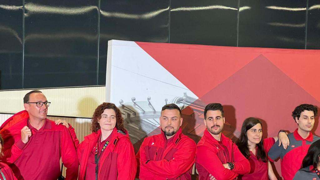 Vàries treballadores del metro de Barcelona amb el nou uniforme